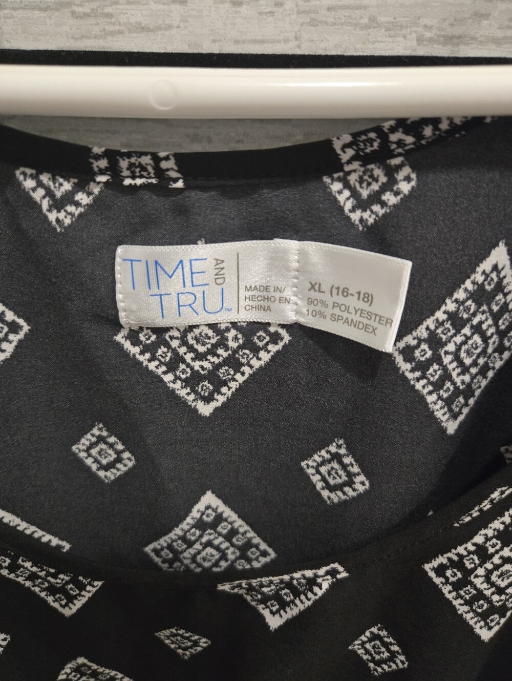 Time and Tru Black & White Geometric Scoop Neck Tank - Picture 2 of 3